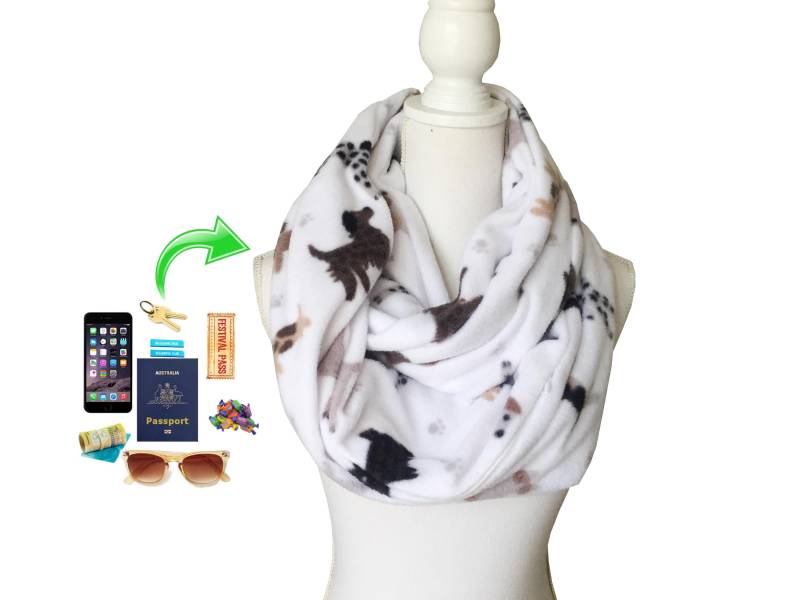 Reißverschlusstasche Winter Infinity Schal Für Handy, Geld, Schlüssel, Reisepass Etc Polyester Fleece Stoff von BeeDeeCollection