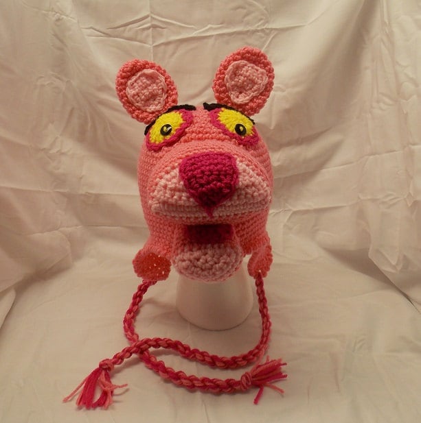 Gehäkelter Pink Panther Inspirierter Hut, Beanie, Zipfelmütze Mit Ohrenklappen - Pinker Katzenhut von BeeEweDesigns