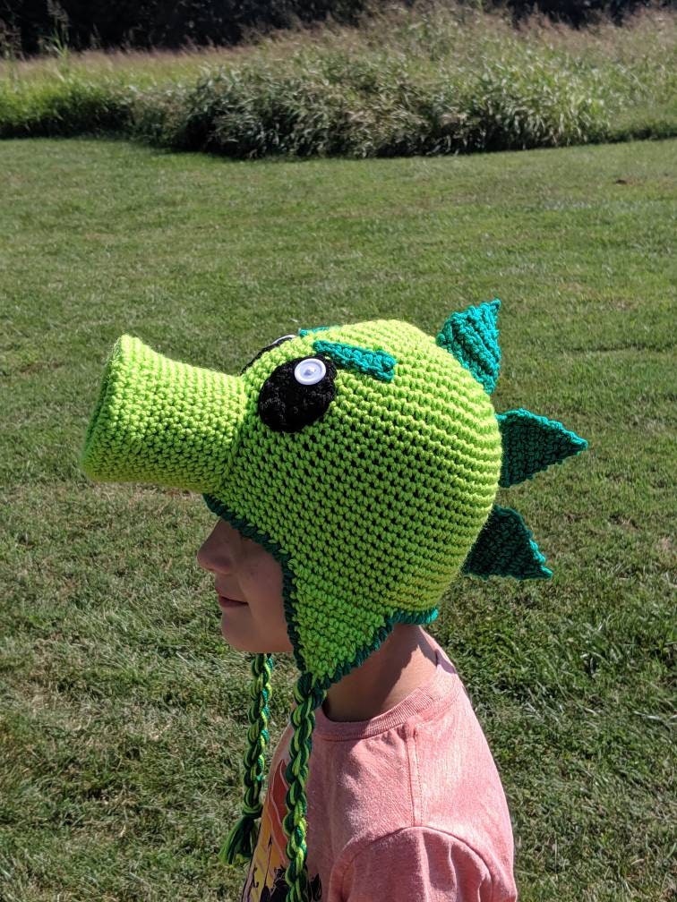 Grüner Repetier Erbsenwerfer Pea Shooter Häkelhut Beanie Stocking Cap Mit Ohrenklappen von BeeEweDesigns