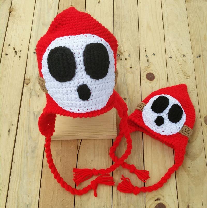 Crochet Shy Guy Inspiriert Hut Jede Farbe, Beanie, Zipfelmütze Mit Ohrenklappen - Nintendo Super Mario World von BeeEweDesigns