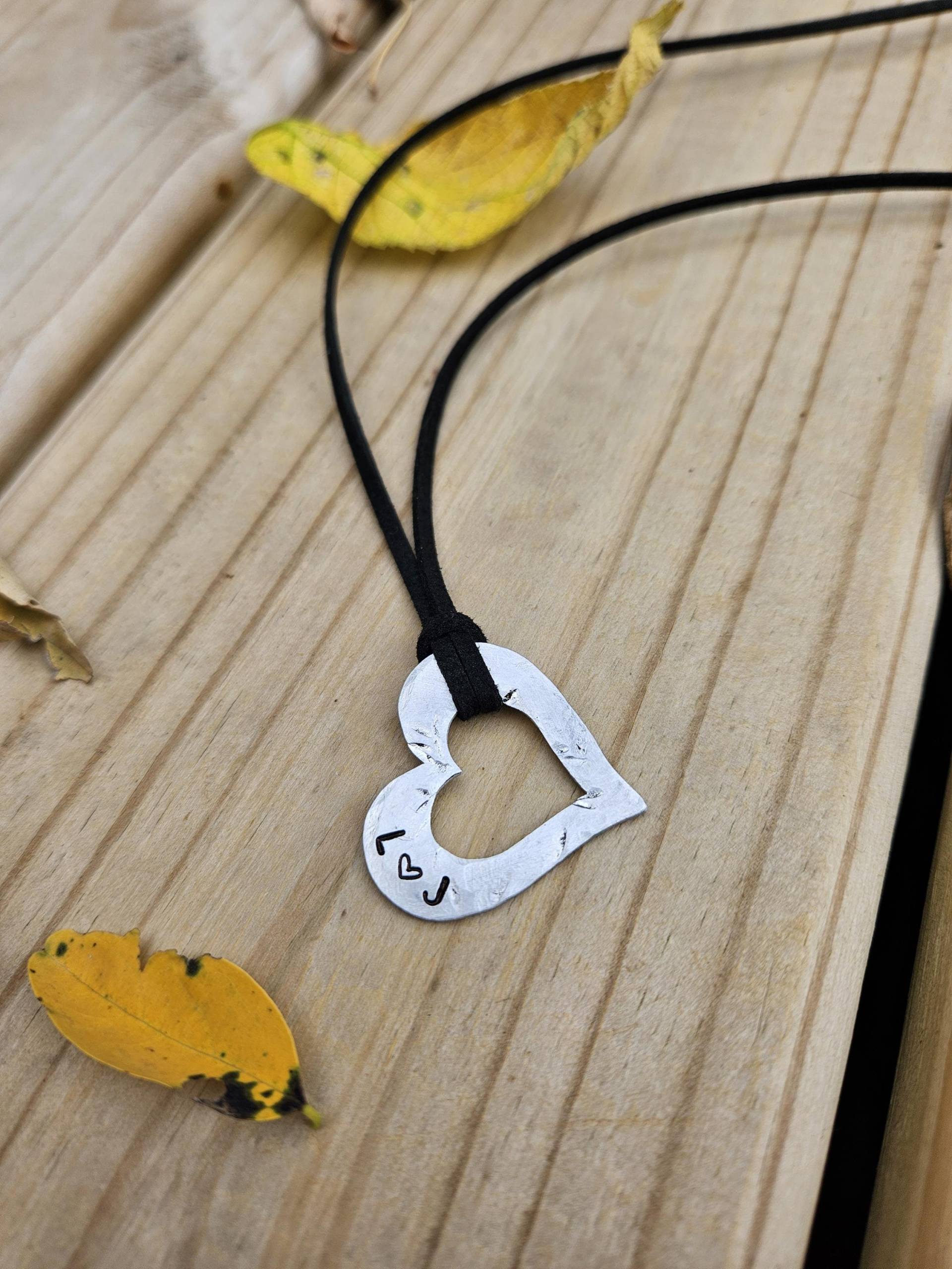 Initialien Herz Kette Handgehämmerter Aluminium Anhänger, Schwarze Wildlederkordel Initialien Herz Kette Handgehämmerter Aluminium Anhänger, Schwarze Wildlederkordel von BeeJollieGifts