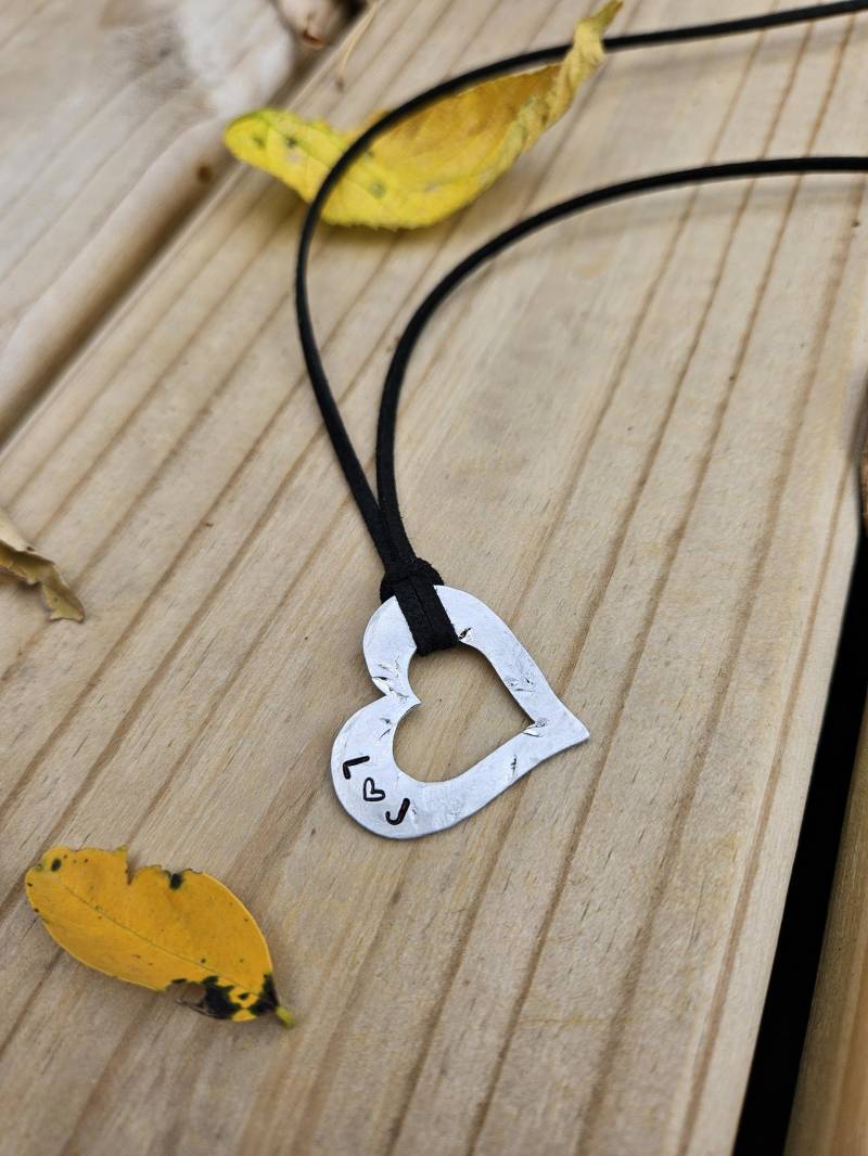 Initialien Herz Kette Handgehämmerter Aluminium Anhänger, Schwarze Wildlederkordel Initialien Herz Kette Handgehämmerter Aluminium Anhänger, Schwarze Wildlederkordel von BeeJollieGifts
