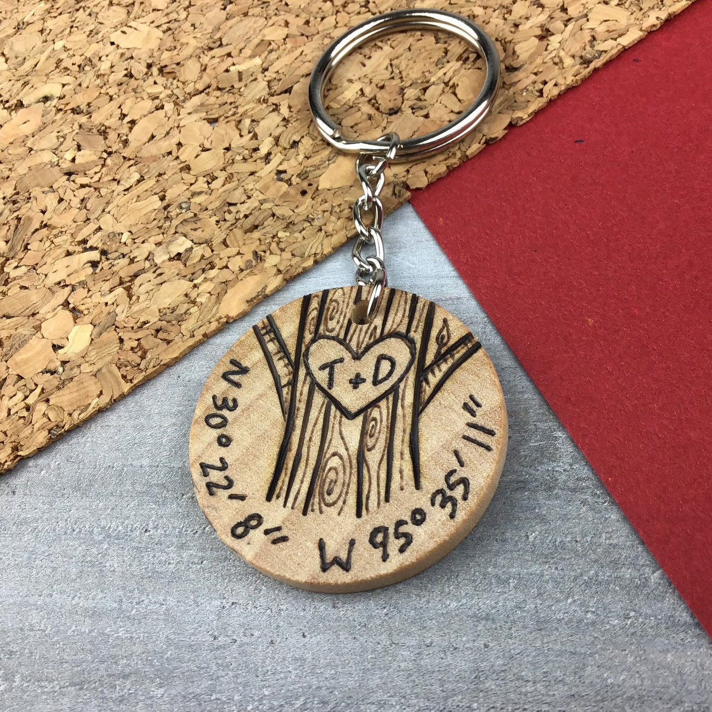 Paare Koordinaten Schlüsselanhänger Handgefertigter Schlüsselanhänger Aus Holz Mit Initialen, Breitengrad Und Längengrad Paare Koordinaten Schlüsselanhänger Handgefertigter Schlüsselanhänger Aus Holz Mit Initialen, Breitengrad Und Längengrad von BeeJollieGifts