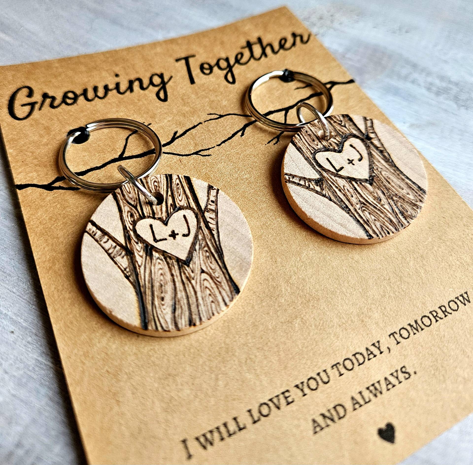 Holz Paare Schlüsselanhänger Set Zusammen Wachsen Personalisierte Initialen Handgemacht Holz Paare Schlüsselanhänger Set Zusammen Wachsen Personalisierte Initialen Handgemacht von BeeJollieGifts