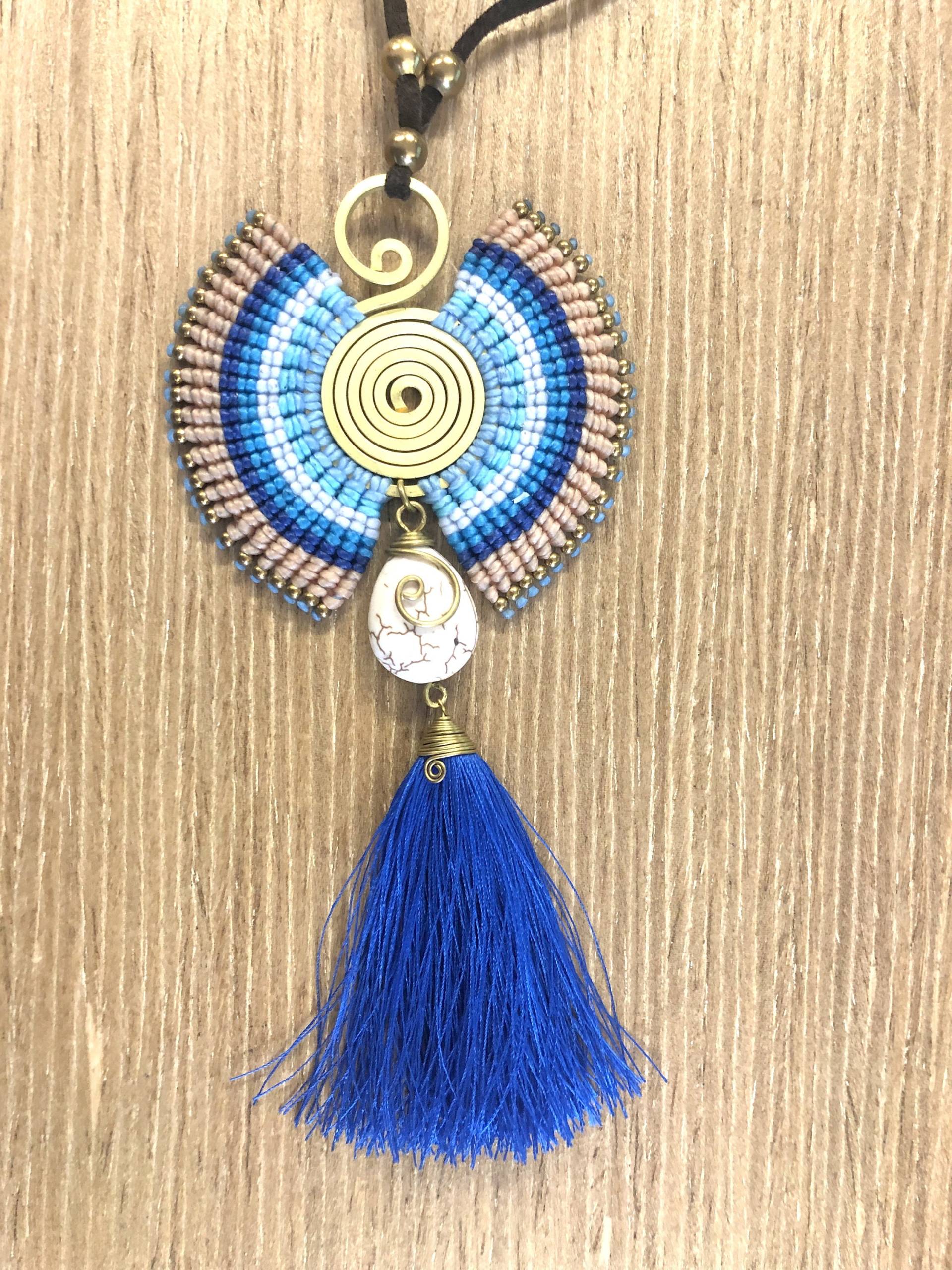 Blaue Quaste Anhänger Halskette Messing Spirale & Howlith - Boho Chic von BeeMadeDesign