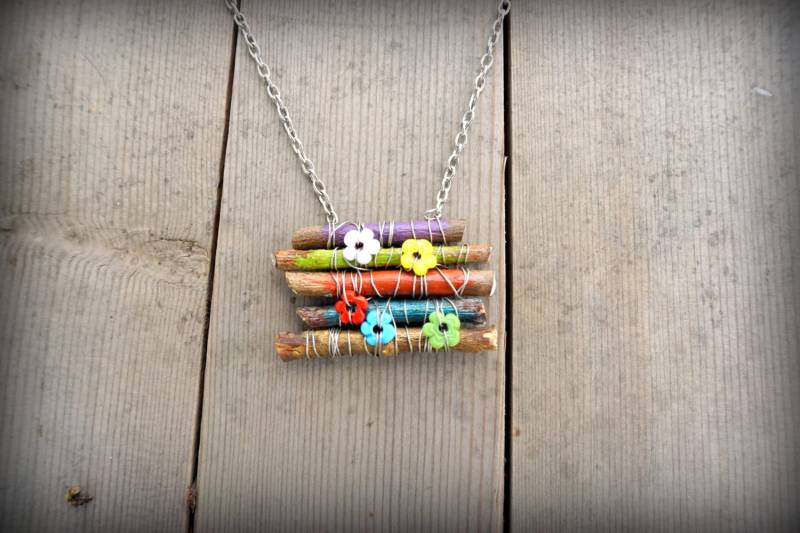 Boho Holz Zweig Halskette Handbemalter Anhänger, Silberkette von BeeMadeDesign