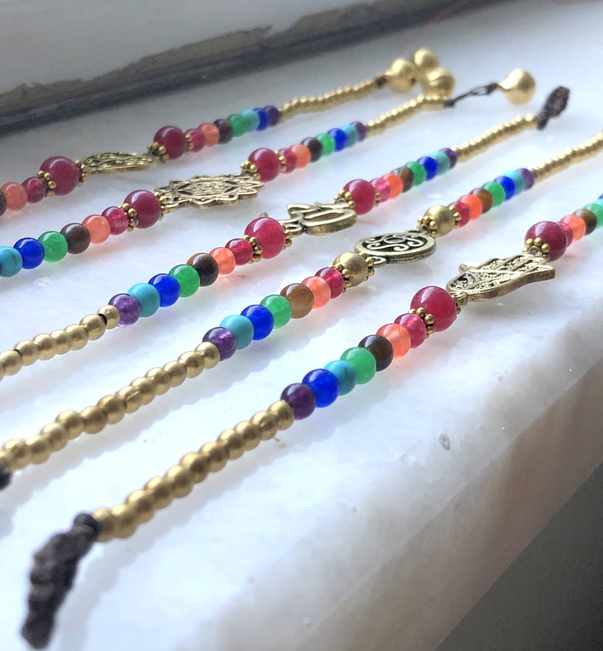 Chakra Edelstein-Fußkettchen Mit Messing Anhänger Boho Healing Energie Armband von BeeMadeDesign