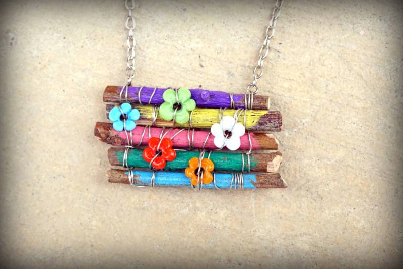 Handgemachte Boho Halskette Bemalte Holzperlen & Blumen von BeeMadeDesign