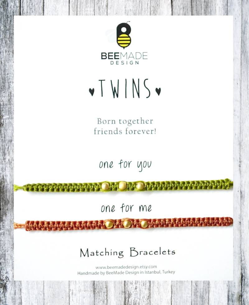 Makramee Zwillingsarmbänder Gold Bead Passender Schwester Schmuck von BeeMadeDesign