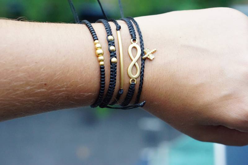 Schwarz & Gold Boho Armband Set Makramee Perlen Armbänder von BeeMadeDesign