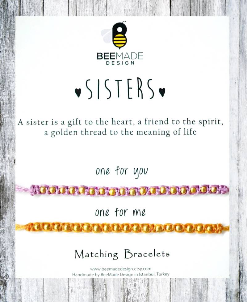 Makramee Schwester Armbänder Mit Gold Perlen Matching Set von BeeMadeDesign