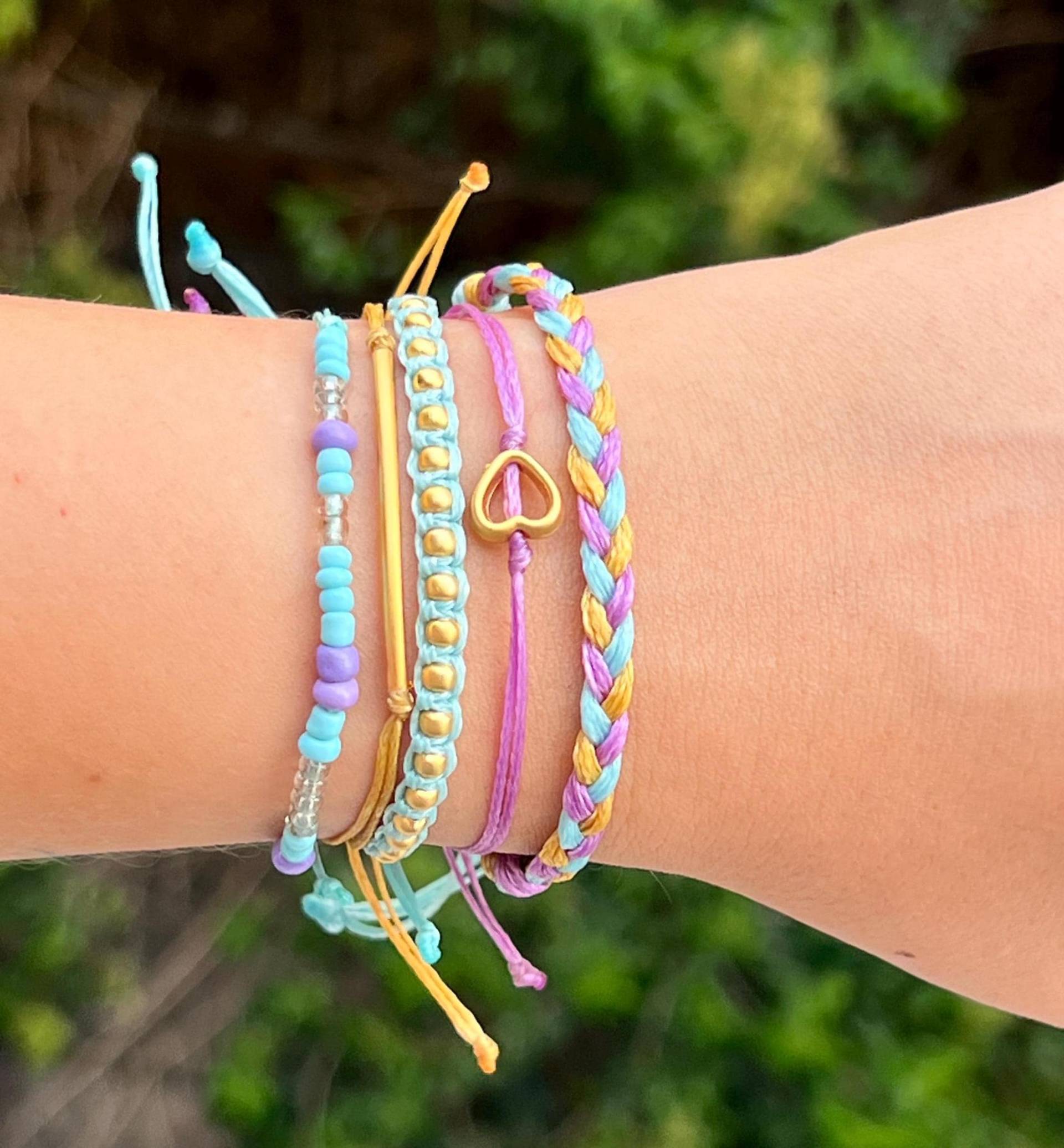 Teenager Armband Set Bunte Perlen Makramee - Verstellbare Baumwollkordel von BeeMadeDesign