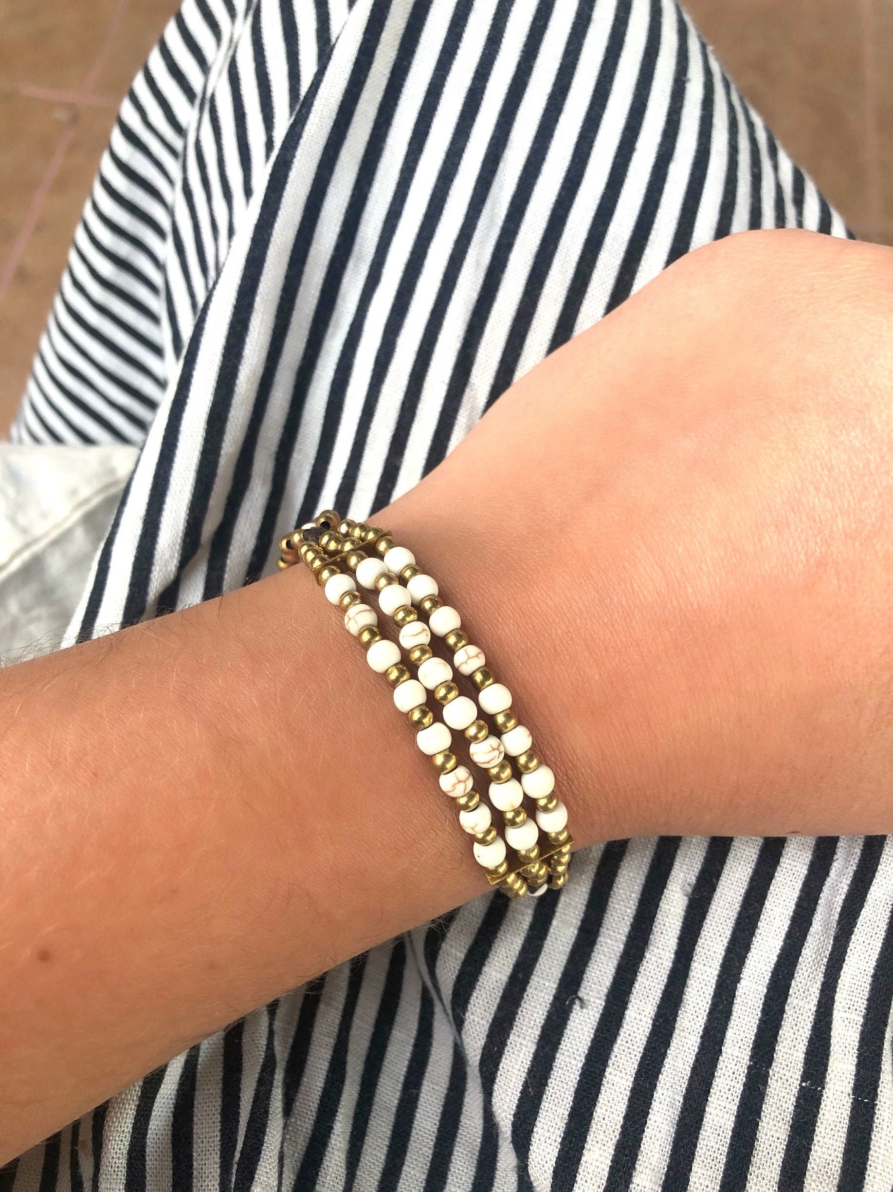 Verstellbares Perlenarmband Mit Messingglöckchen Boho Chic Freundschaftsschmuck von BeeMadeDesign