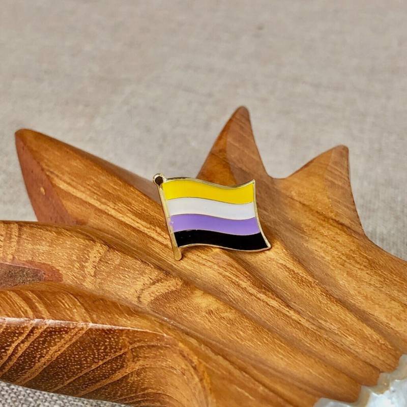 Non Binary Pin | Nonbinary Flag Anstecknadel Pride Enby Hart Emaille Badge Nicht Binär von BeeProudShop