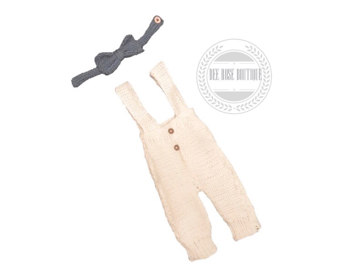 Baby Hosenträger & Fliege | Junge Kommt Nach Hause Outfit| Strick Baby Gestrickte Babykleidung| Neugeborenen Jungen Foto Outfit Preemie von BeeRoseBoutique