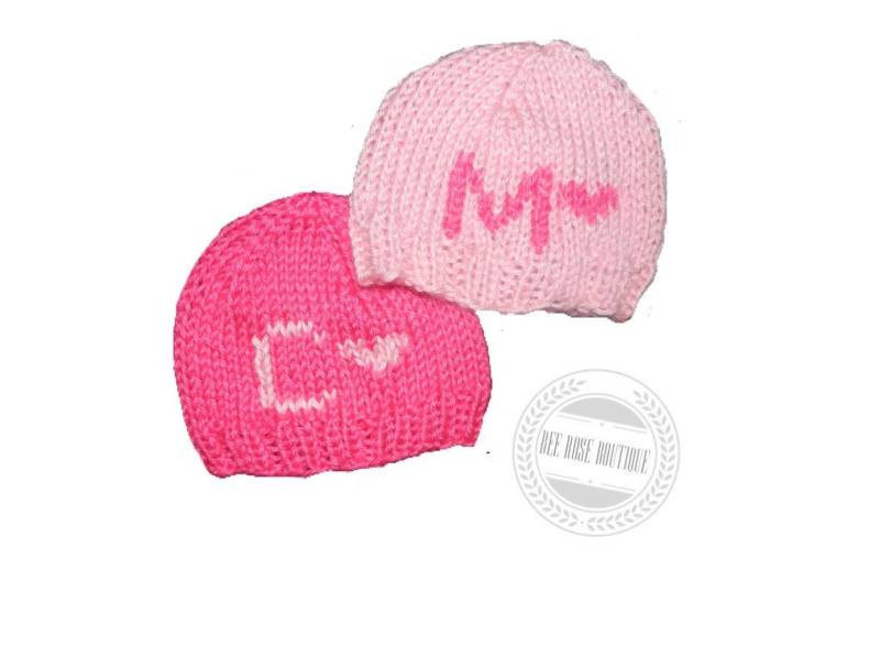 Monogrammiert Baby Mädchen Hut | Personalisierte Babymütze Stricken Zwillingsmädchen Monogrammierte Babyhüte Neugeborenen von BeeRoseBoutique