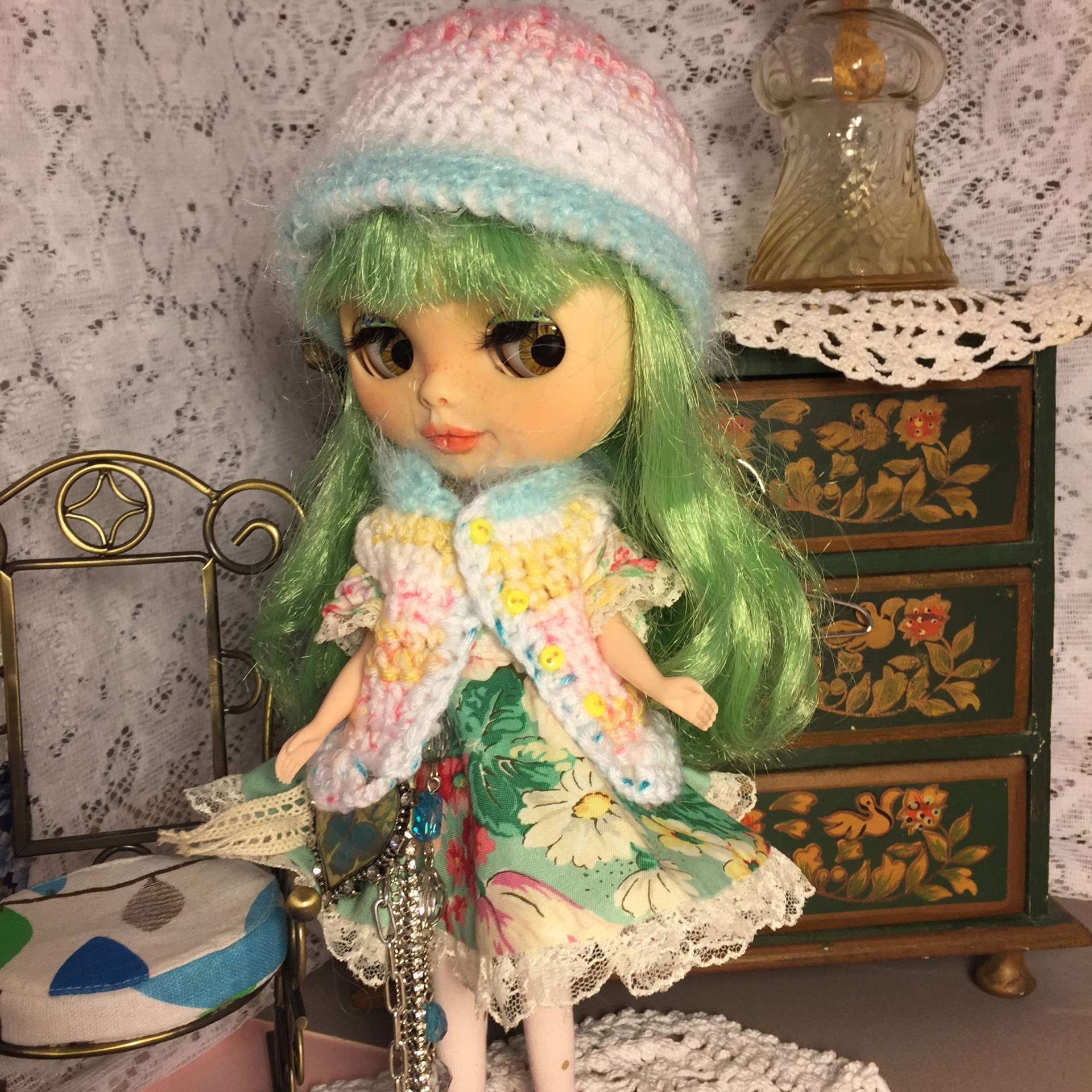 Handgehäkelte Puppenmütze Und Pulli Weste Im Set Lemon Pop Mütze von BeeSharpStudio