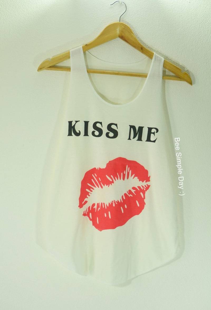 Tank Top Kiss Me Weichheit Stoff Hohe Qualität Mode T-Shirt Vintage-Tank-Tops Für Frau Kale Kurze Süße Shirt Yoga Festival Workouts von BeeSimpleDay
