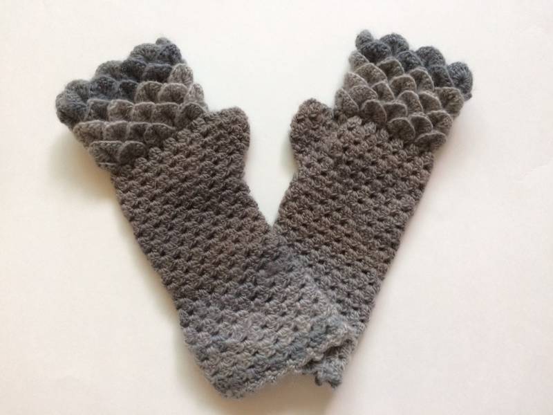 Drachenschuppen/Krokodilstich Oma Fingerlose Handschuhe Stulpen Versandfertig Größe Damen Klein-Mittel 100% Wolle von BeebaMade