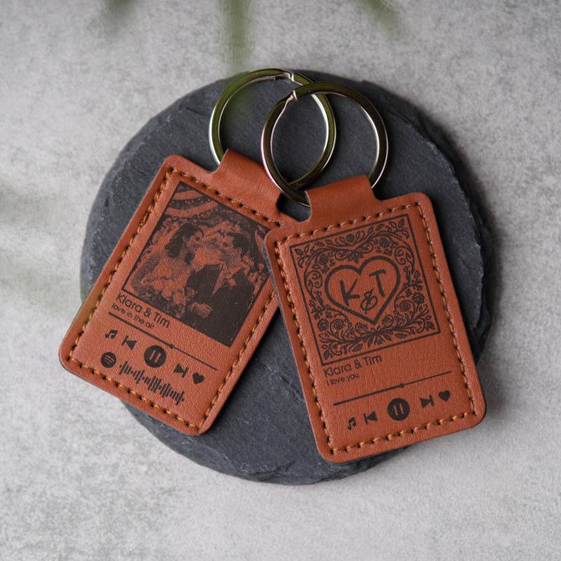 Schlüsselanhänger Mit Musik-Player & Spotify-Code | Gravur - Leder, Kunstleder Personalisiert Hochzeit Jahrestag Verlobung Hochzeitstag von Beebatz