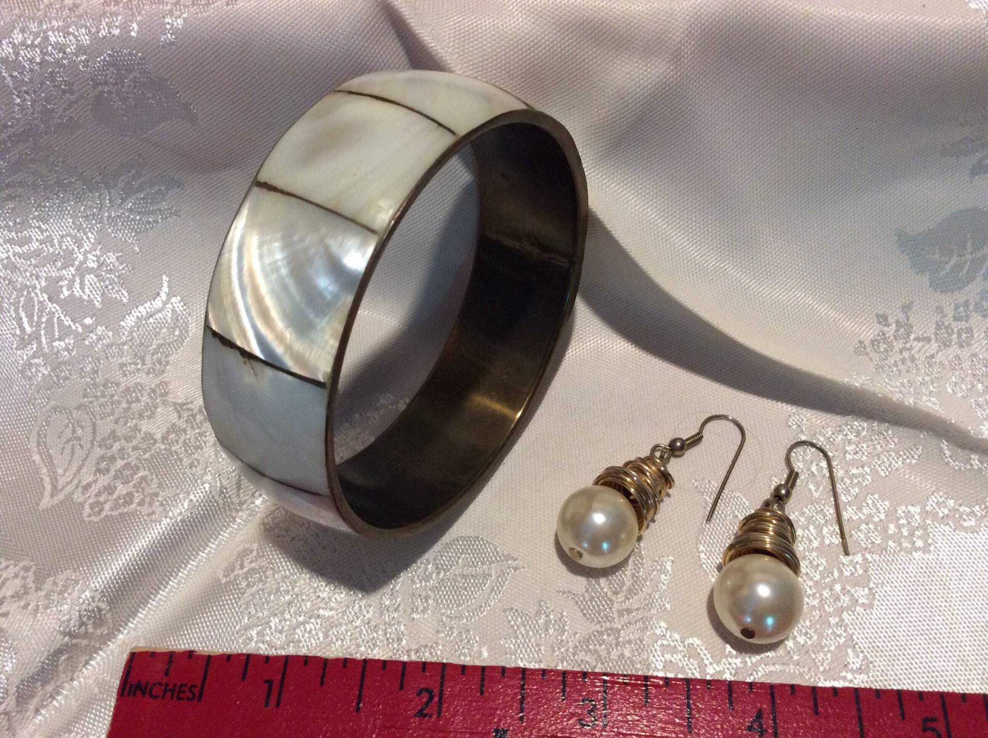 Retro Perlen Ohrstecker Und Perlmutt Messing Armreif Set 80Er Jahre Retro Perlen Ohrstecker Und Perlmutt Messing Armreif Set 80Er Jahre von BeechAcres