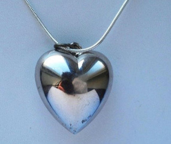 sterling Silber 3D Herz Anhänger Charm Halskette, Valentinstag Geschenke, Vintage sterling Silber 3D Herz Anhänger Charm Halskette, Valentinstag Geschenke, Vintage von Beecharmernyc