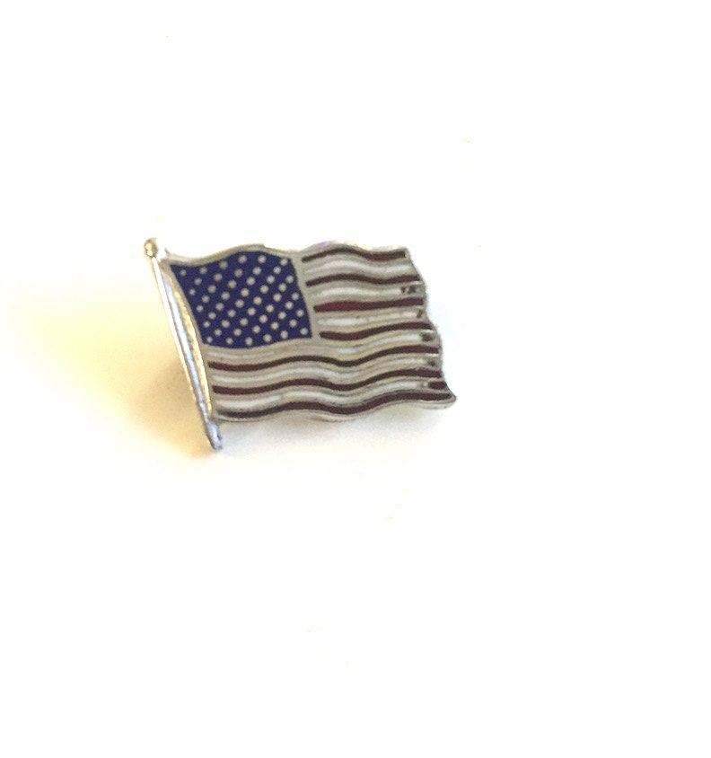 sterling Silber American Flagge Pin, Mini Charme, Emaille, Us Flagge, Vintage Brosche sterling Silber American Flagge Pin, Mini Charme, Emaille, Us Flagge, Vintage Brosche von Beecharmernyc