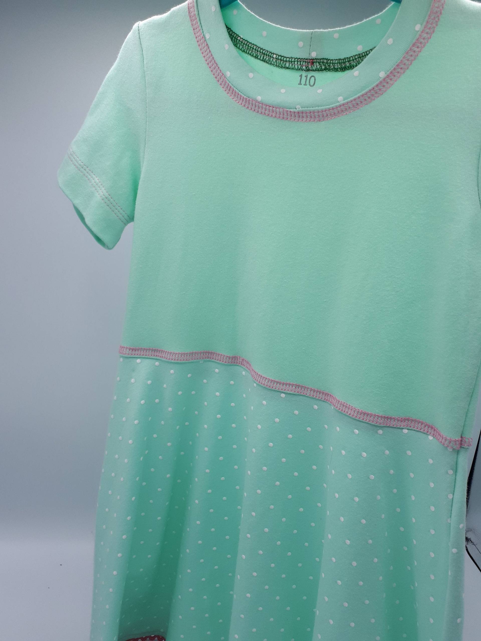 Kleid Gr 110 "Pünktchen Mint", Mit Schwingendem Rockteil von BeefriendsShop