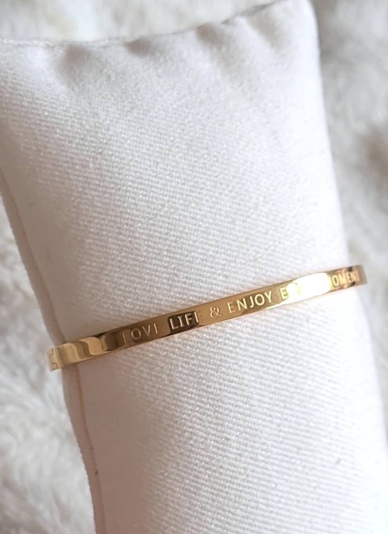 Goldener Armreif Mit Gravur von Beehappystyles