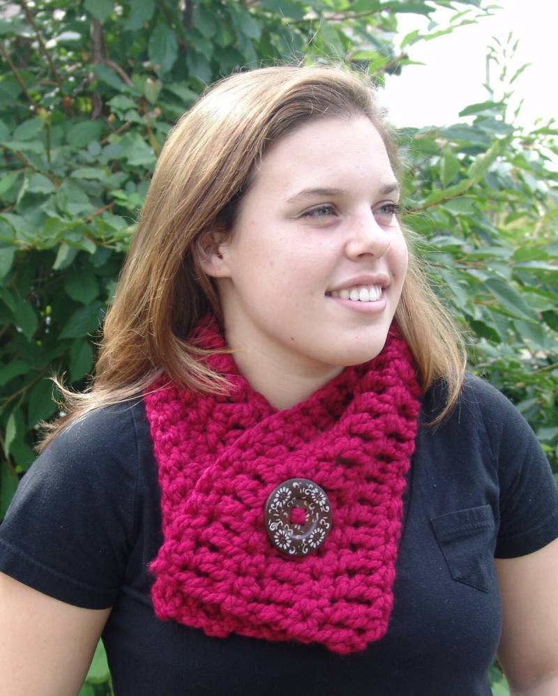 Der Efeu Schal - Kuscheliger Aus Wollmischung Verstellbarer Strickschal Mit Übergroßem Knopf von BeehiveCreation