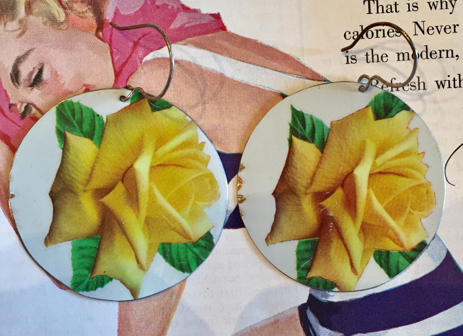 Gelbe Rose Ohrringe, Upcycled Keksdose, Sterling Silber Haken von BeehiveHooksandHoops