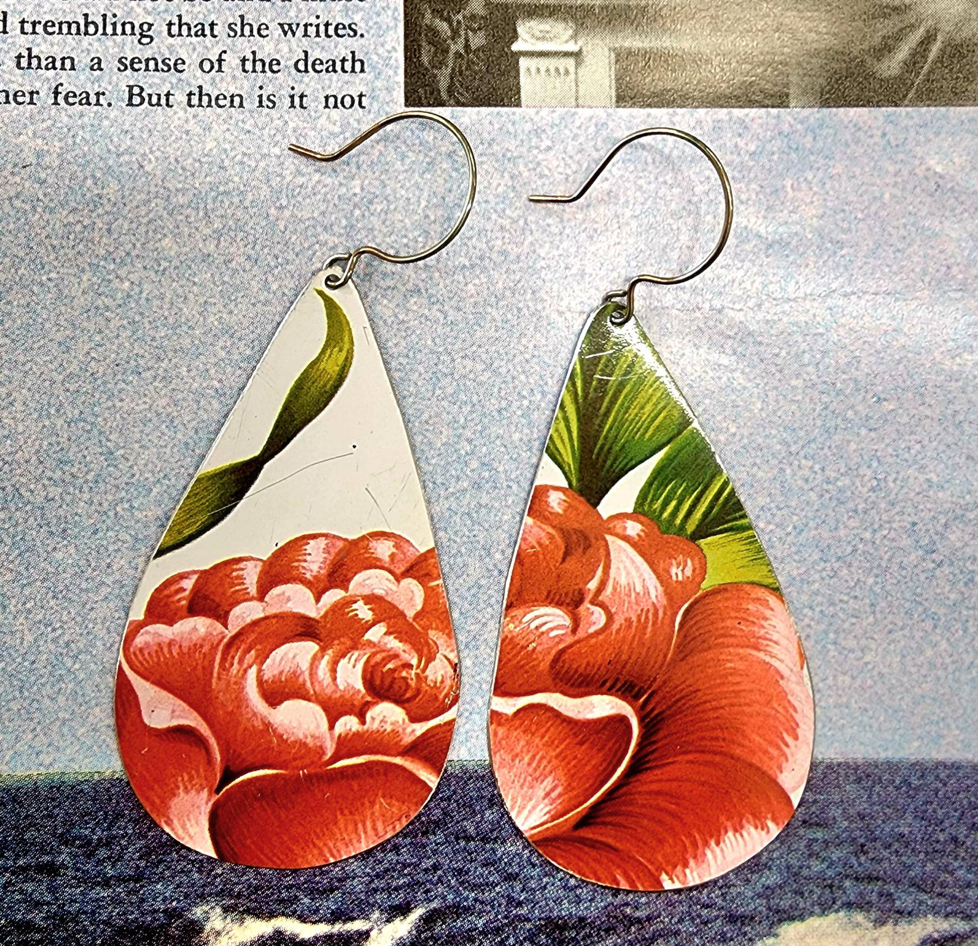 Teardrop Blumenohrringe - Handgemachter Vintage Teedosen Schmuck von BeehiveHooksandHoops