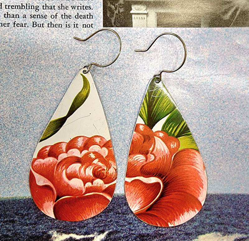 Teardrop Blumenohrringe - Handgemachter Vintage Teedosen Schmuck von BeehiveHooksandHoops