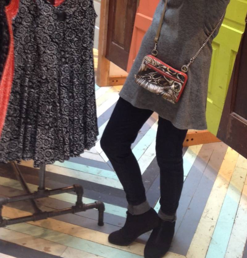 Cross Body Chain Zip Um Iphone Brieftasche Geldbörse Mit Graffiti Gedruckt Leder Cross Body Chain Zip Um Iphone Brieftasche Geldbörse Mit Graffiti Gedruckt Leder von BeehiveJewelryStore