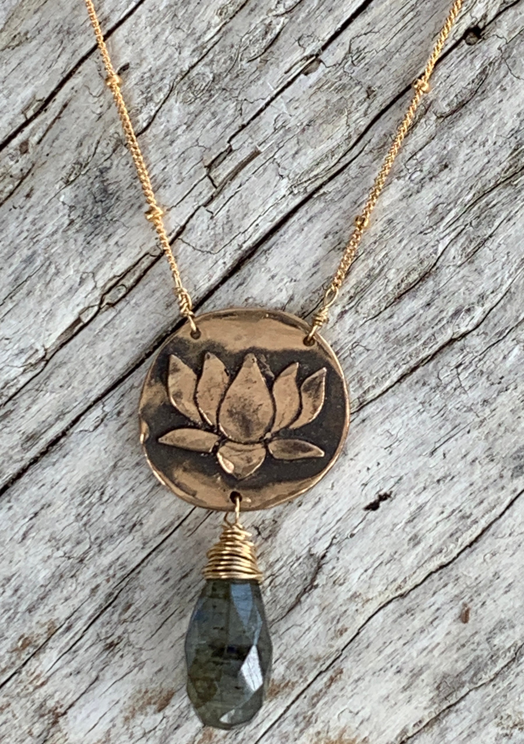 Gold Fill Lotus Halskette Mit Labradorit Tropfen Gold Fill Lotus Halskette Mit Labradorit Tropfen von BeehiveJewelryStore