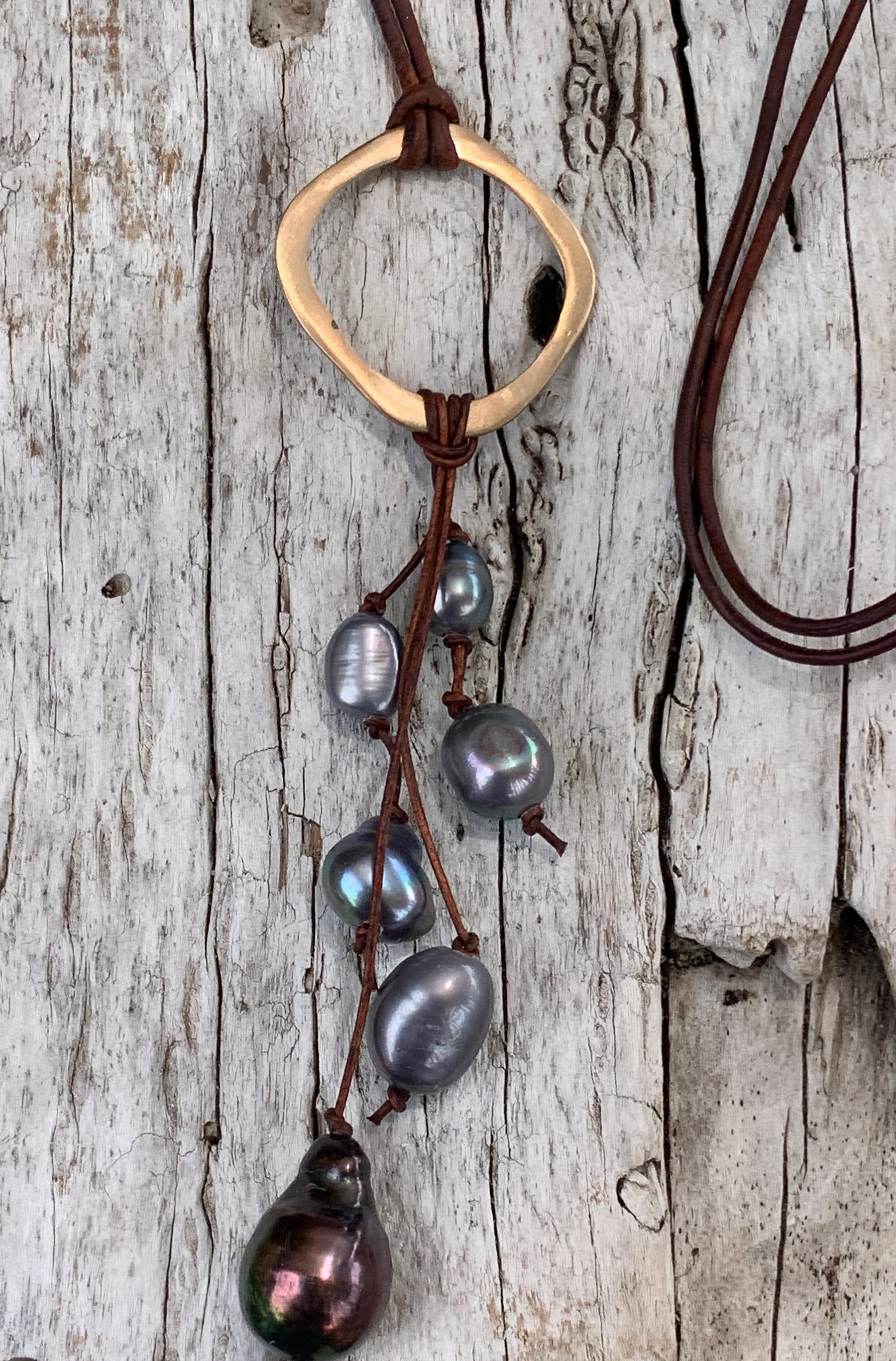 Handgemachte Bronze Organic Circle Leder Verstellbare Lange Lariat Halskette Mit Schwarzen Barock Perlen Handgemachte Bronze Organic Circle Leder Verstellbare Lange Lariat Halskette Mit Schwarzen Barock Perlen von BeehiveJewelryStore