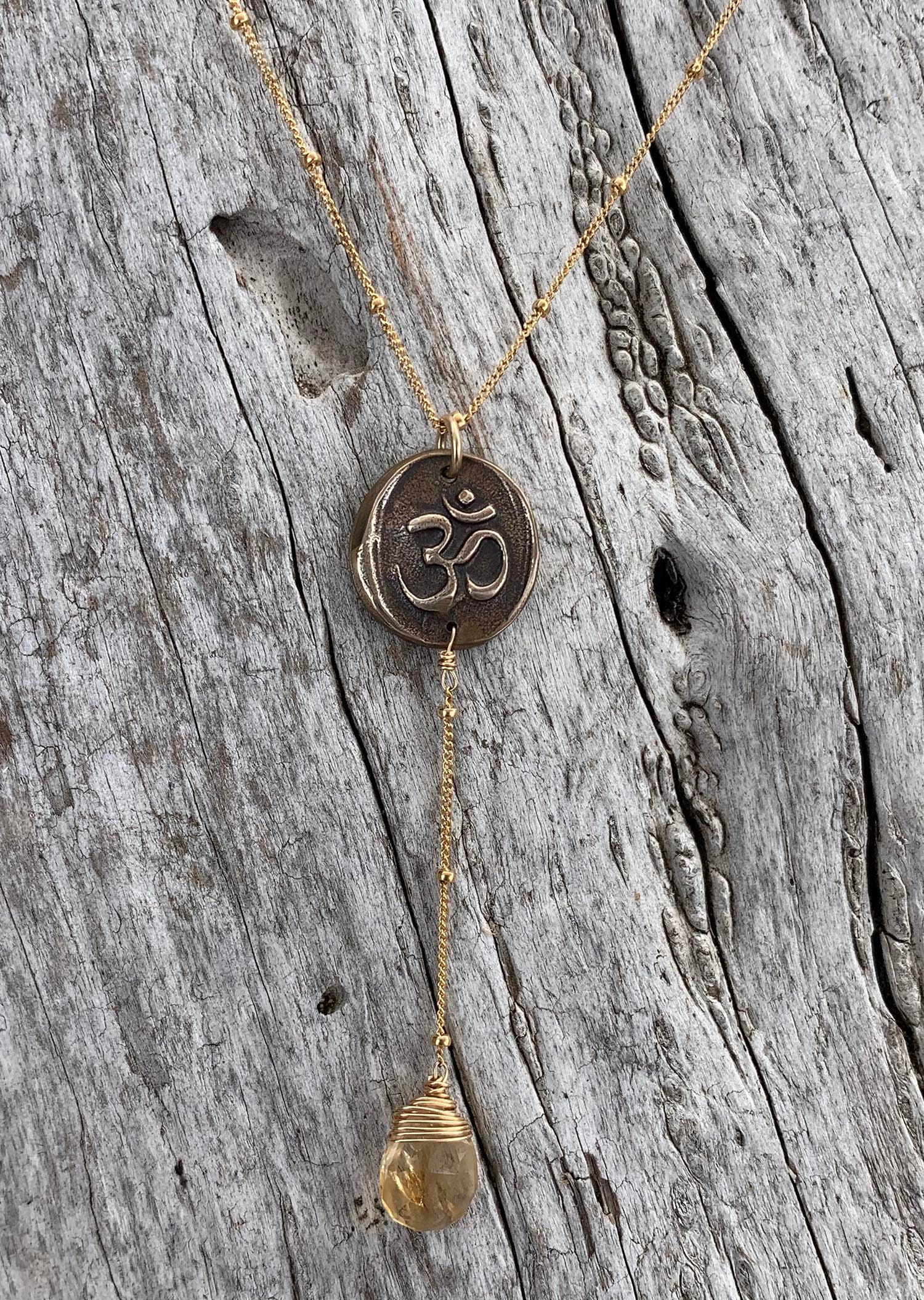 Handgemachte Gold Filled Om Lariat Zarte Halskette Mit Citrin Tropfen Handgemachte Gold Filled Om Lariat Zarte Halskette Mit Citrin Tropfen von BeehiveJewelryStore