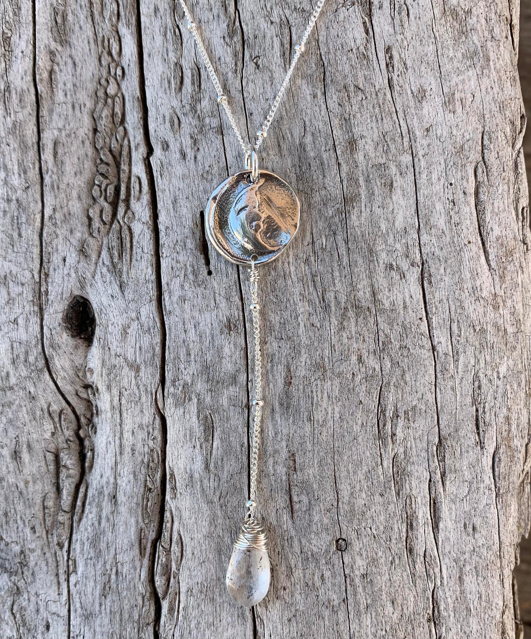 Handgemachte Sterling Halbmond Silber Charm Lariat Zarte Halskette Mit Mondstein Tropfen Handgemachte Sterling Halbmond Silber Charm Lariat Zarte Halskette Mit Mondstein Tropfen von BeehiveJewelryStore