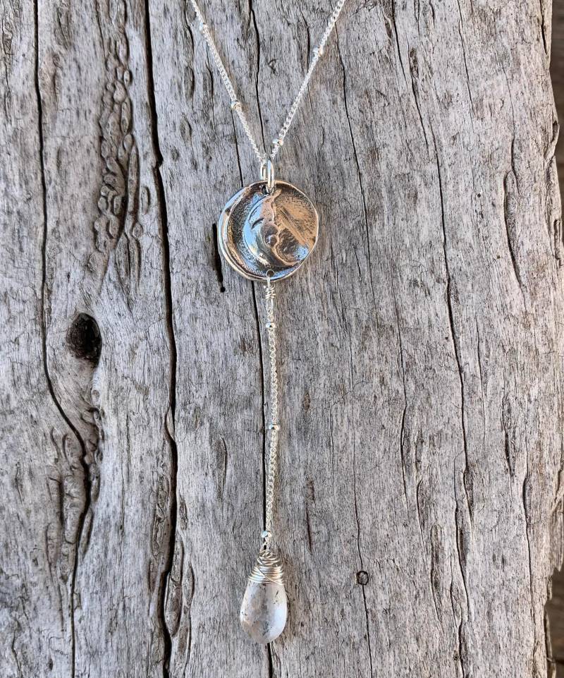 Handgemachte Sterling Halbmond Silber Charm Lariat Zarte Halskette Mit Mondstein Tropfen Handgemachte Sterling Halbmond Silber Charm Lariat Zarte Halskette Mit Mondstein Tropfen von BeehiveJewelryStore