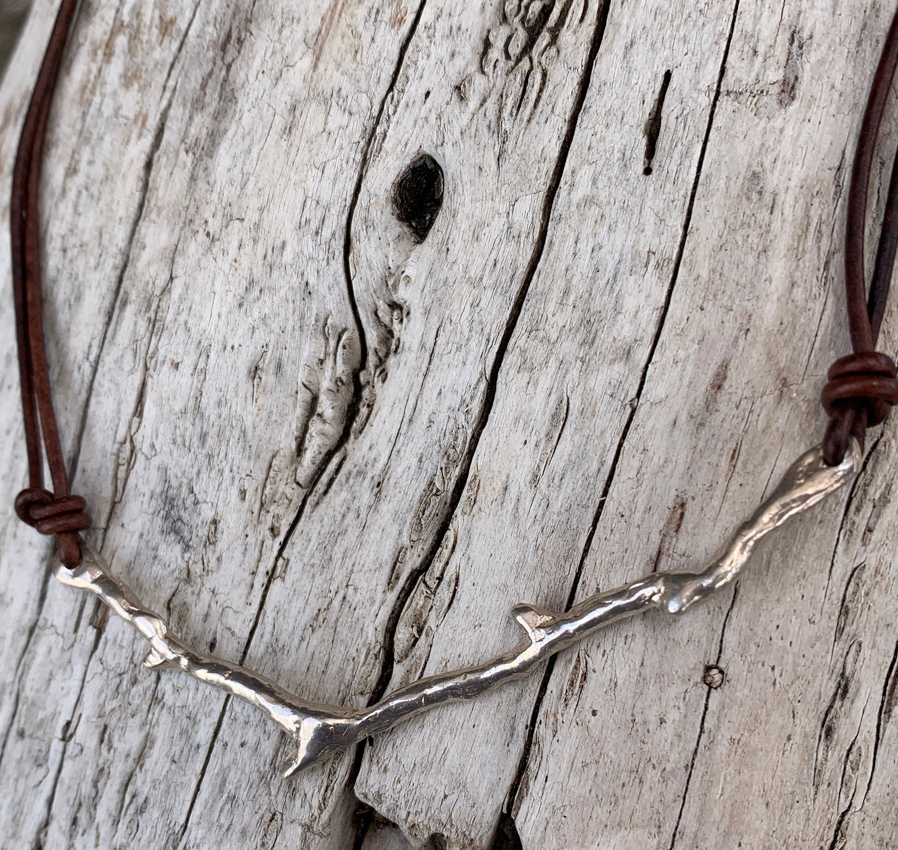 Handgemachte Sterling Kette Mit Korallen Zweig An 1.5 Mm Antik-Braunem Lederband Perlenverschluss Handgemachte Sterling Kette Mit Korallen Zweig An 1.5 Mm Antik-Braunem Lederband Perlenverschluss von BeehiveJewelryStore