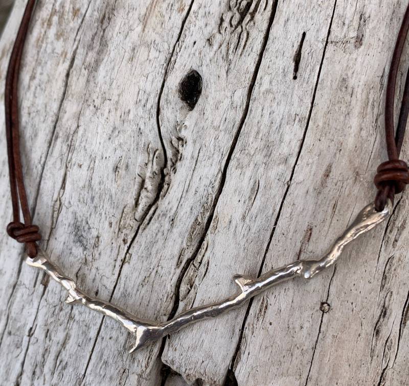 Handgemachte Sterling Kette Mit Korallen Zweig An 1.5 Mm Antik-Braunem Lederband Perlenverschluss Handgemachte Sterling Kette Mit Korallen Zweig An 1.5 Mm Antik-Braunem Lederband Perlenverschluss von BeehiveJewelryStore