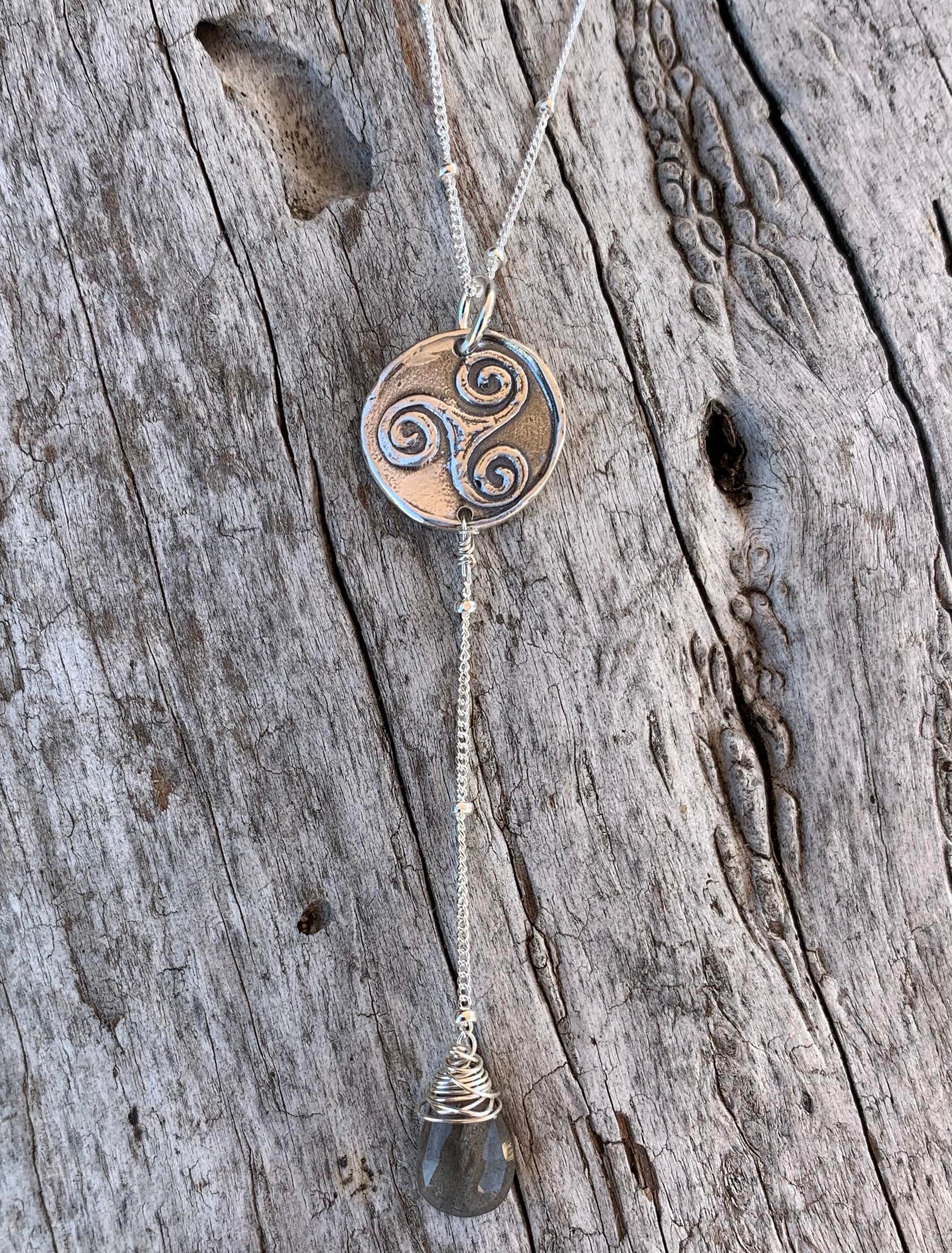 Handgemachte Sterling Silber Dreifach Spirale Charm Lariat Zarte Halskette Mit Labradorit Tropfen Handgemachte Sterling Silber Dreifach Spirale Charm Lariat Zarte Halskette Mit Labradorit Tropfen von BeehiveJewelryStore