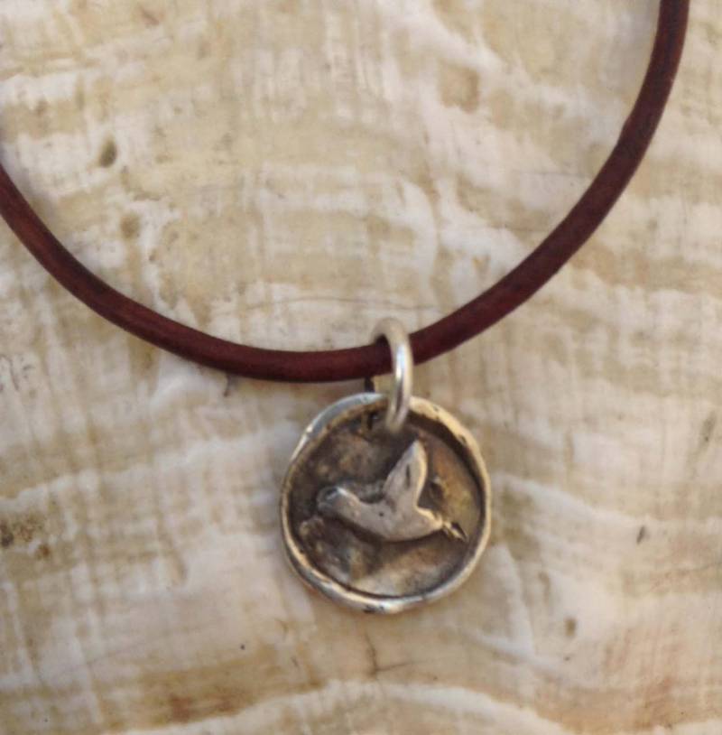 Handgemachte Sterling Silber Kolibri Charme Lederarmband Verstellbar Handgemachte Sterling Silber Kolibri Charme Lederarmband Verstellbar von BeehiveJewelryStore