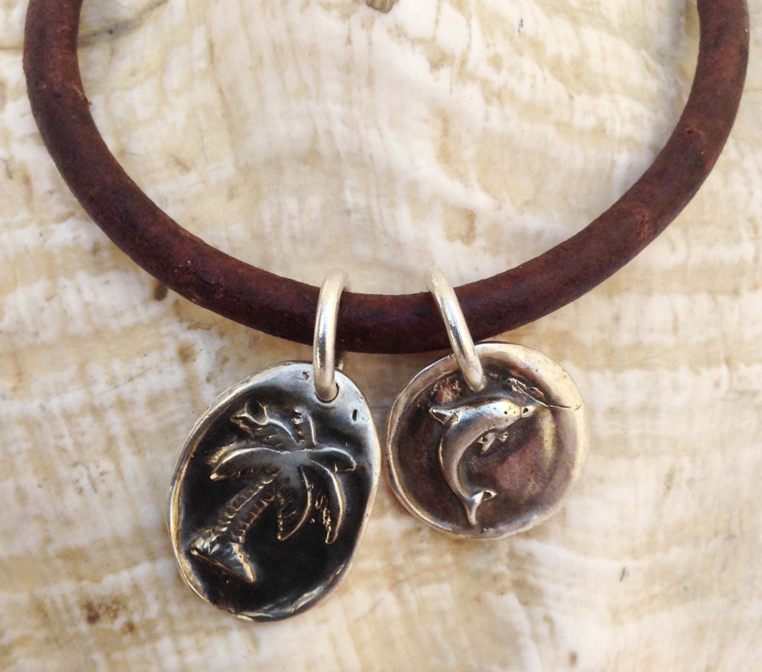 Handgemachte Sterling Silber Palme & Delfin Charms 4mm Lederarmband Mit Magnetverschluss Handgemachte Sterling Silber Palme & Delfin Charms 4mm Lederarmband Mit Magnetverschluss von BeehiveJewelryStore
