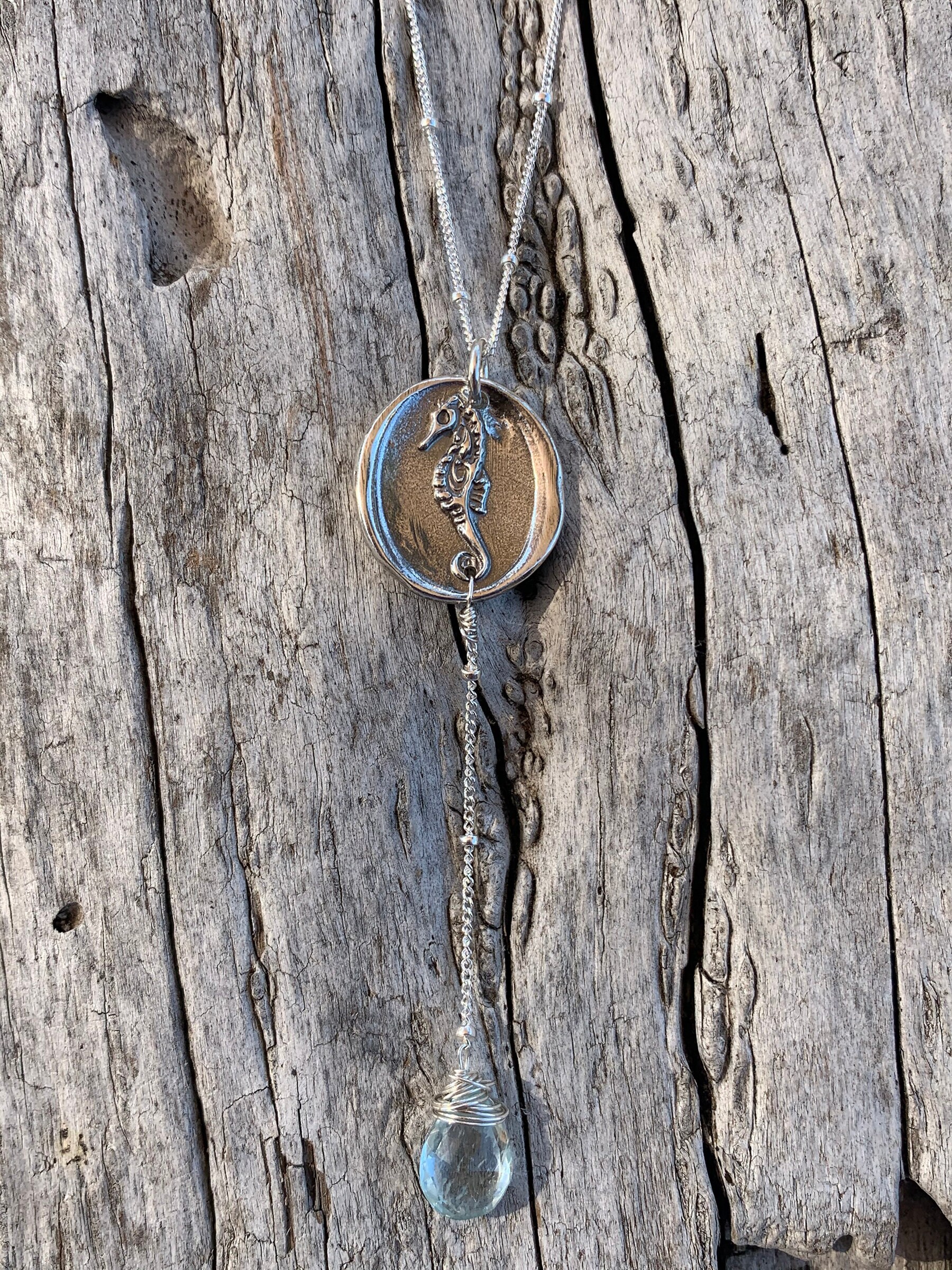 Handgemachte Sterling Silber Seepferdchen Charm Lariat Halskette Mit Aquamarin Tropfen Handgemachte Sterling Silber Seepferdchen Charm Lariat Halskette Mit Aquamarin Tropfen von BeehiveJewelryStore