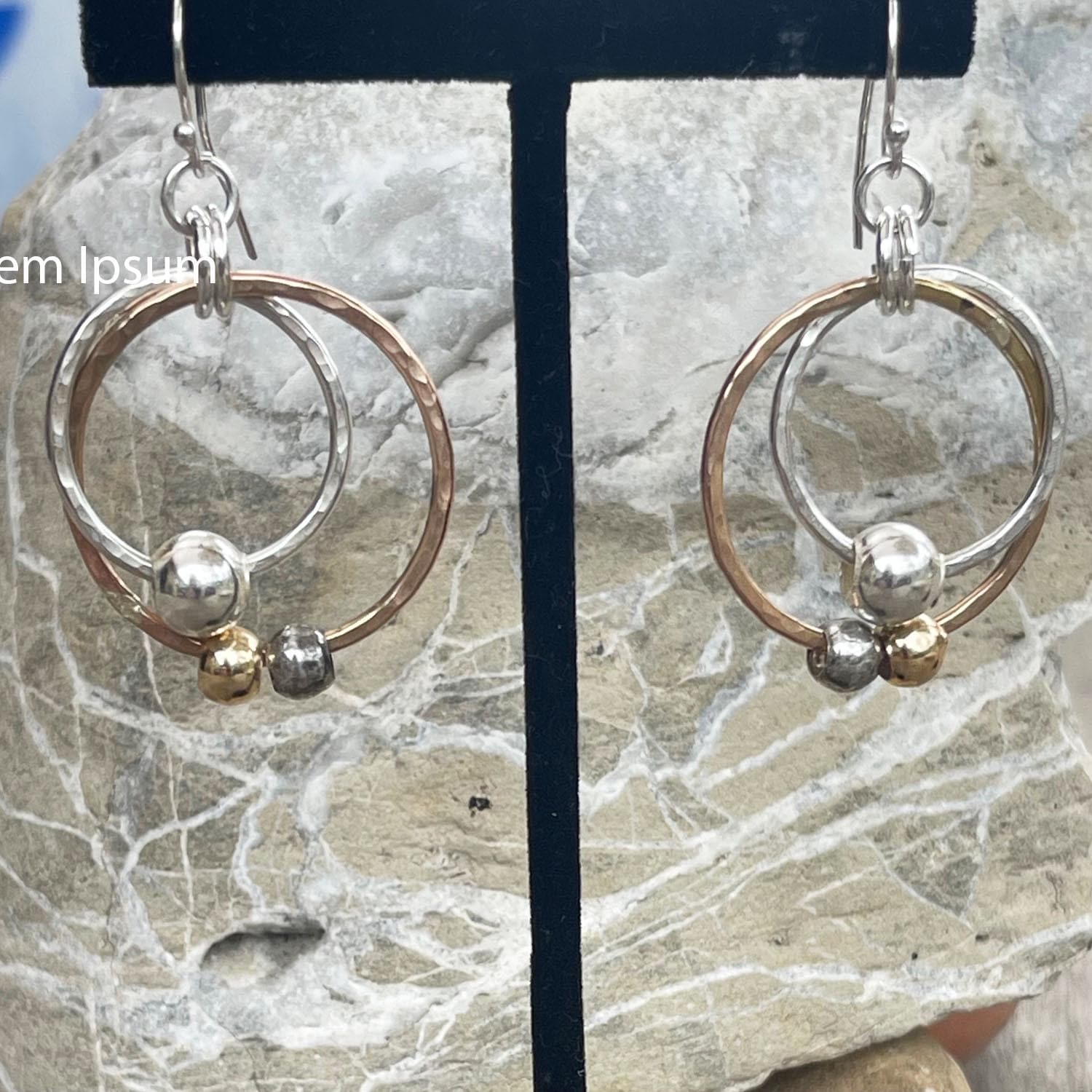 Handgemachte Sterling Silber Und 14K Gold Filled Verbundene Kreis Ohrringe Mit 3 Beweglichen Perlen Handgemachte Sterling Silber Und 14K Gold Filled Verbundene Kreis Ohrringe Mit 3 Beweglichen Perlen von BeehiveJewelryStore