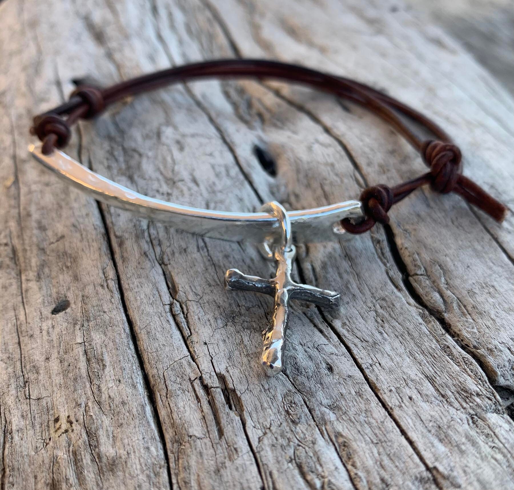 Handgemachtes, Gegossenes Und Gehämmertes Sterlingsilber Organic Bar & Cross Lederarmband Mit Verstellbarem Perlenverschluss Handgemachtes, Gegossenes Und Gehämmertes Sterlingsilber Organic Bar & Cross Lederarmband Mit Verstellbarem Perlenverschluss von BeehiveJewelryStore
