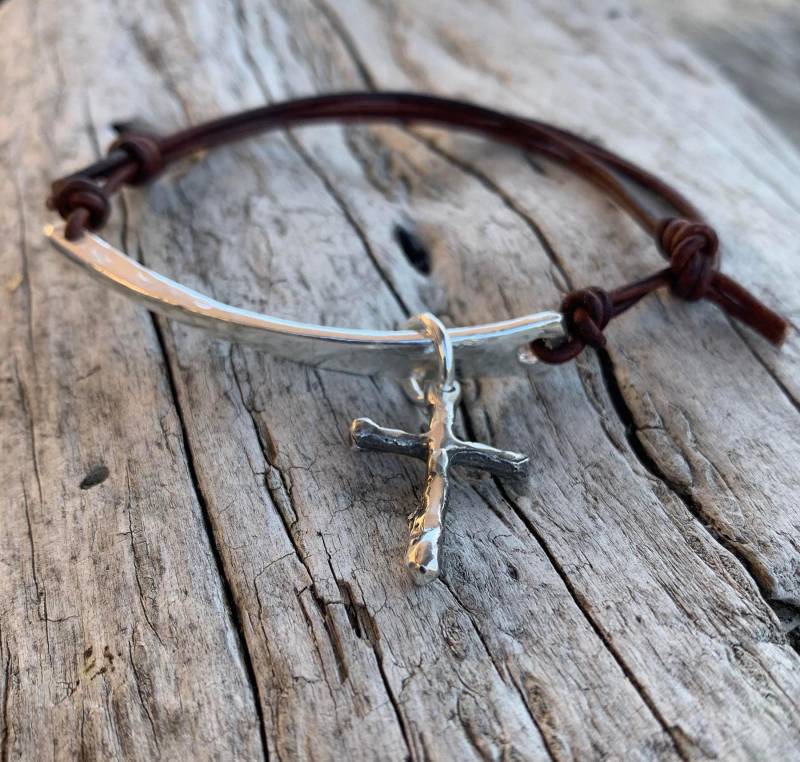 Handgemachtes, Gegossenes Und Gehämmertes Sterlingsilber Organic Bar & Cross Lederarmband Mit Verstellbarem Perlenverschluss Handgemachtes, Gegossenes Und Gehämmertes Sterlingsilber Organic Bar & Cross Lederarmband Mit Verstellbarem Perlenverschluss von BeehiveJewelryStore