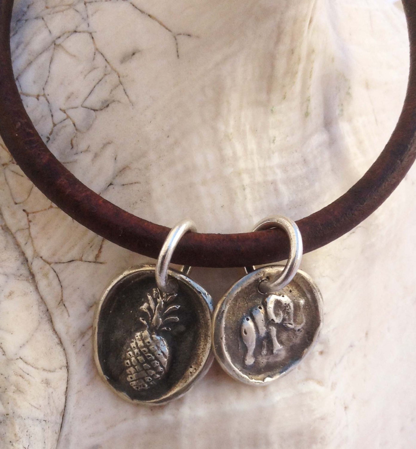Handgemachtes Sterling Silber Ananas & Elefant Charms 4mm Lederarmband Mit Magnetverschluss Handgemachtes Sterling Silber Ananas & Elefant Charms 4mm Lederarmband Mit Magnetverschluss von BeehiveJewelryStore