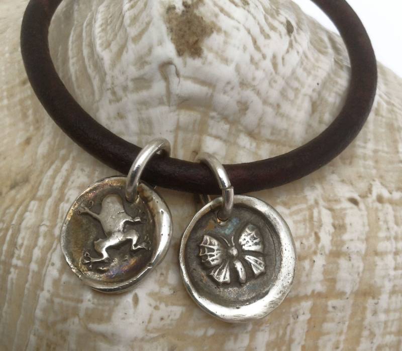 Handgemachtes Sterling Silber Frosch & Schmetterling Charms 4mm Lederarmband Mit Magnetverschluss Handgemachtes Sterling Silber Frosch & Schmetterling Charms 4mm Lederarmband Mit Magnetverschluss von BeehiveJewelryStore